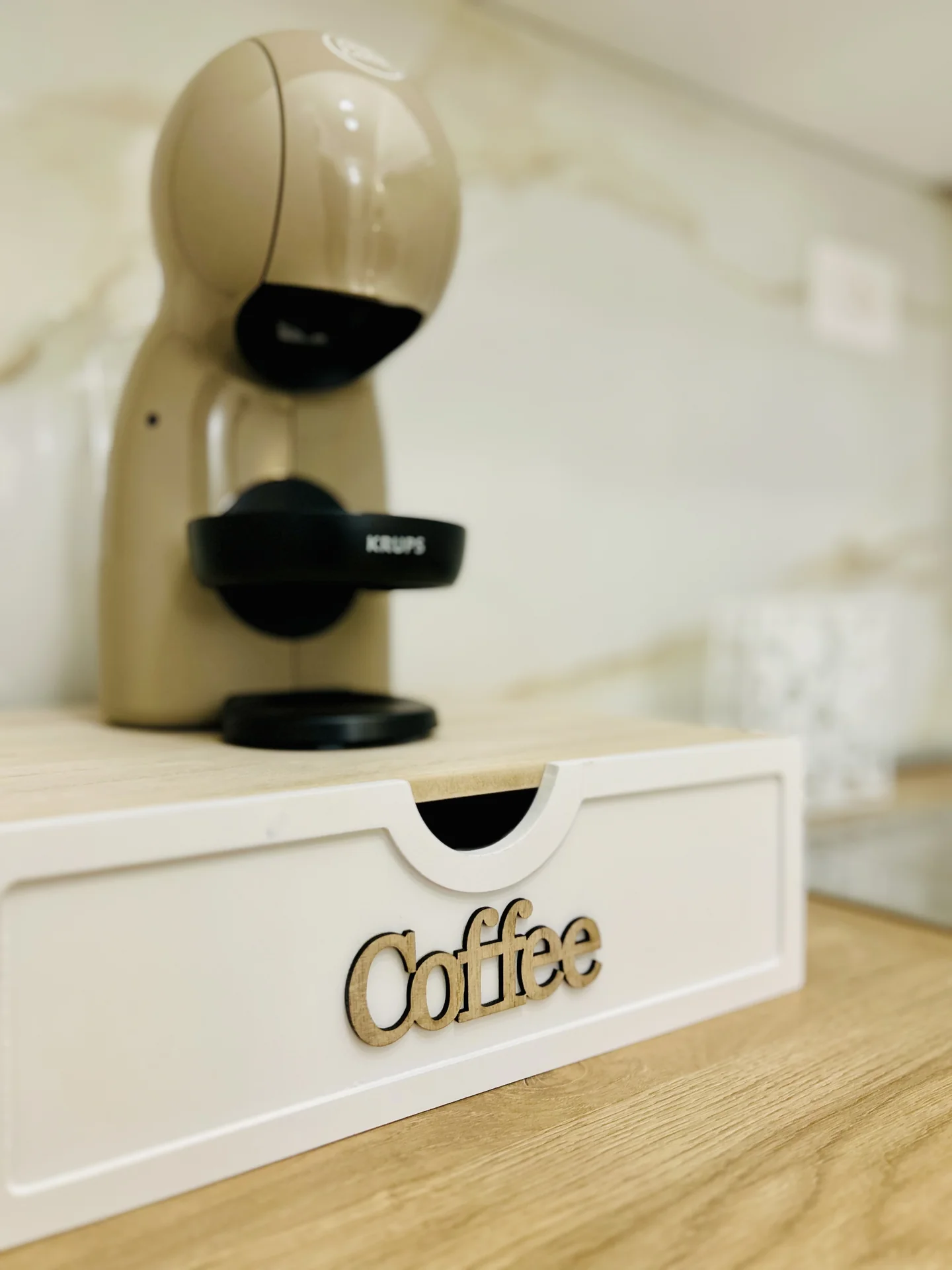 Macchina da caffè Krups e bollitore in cucina