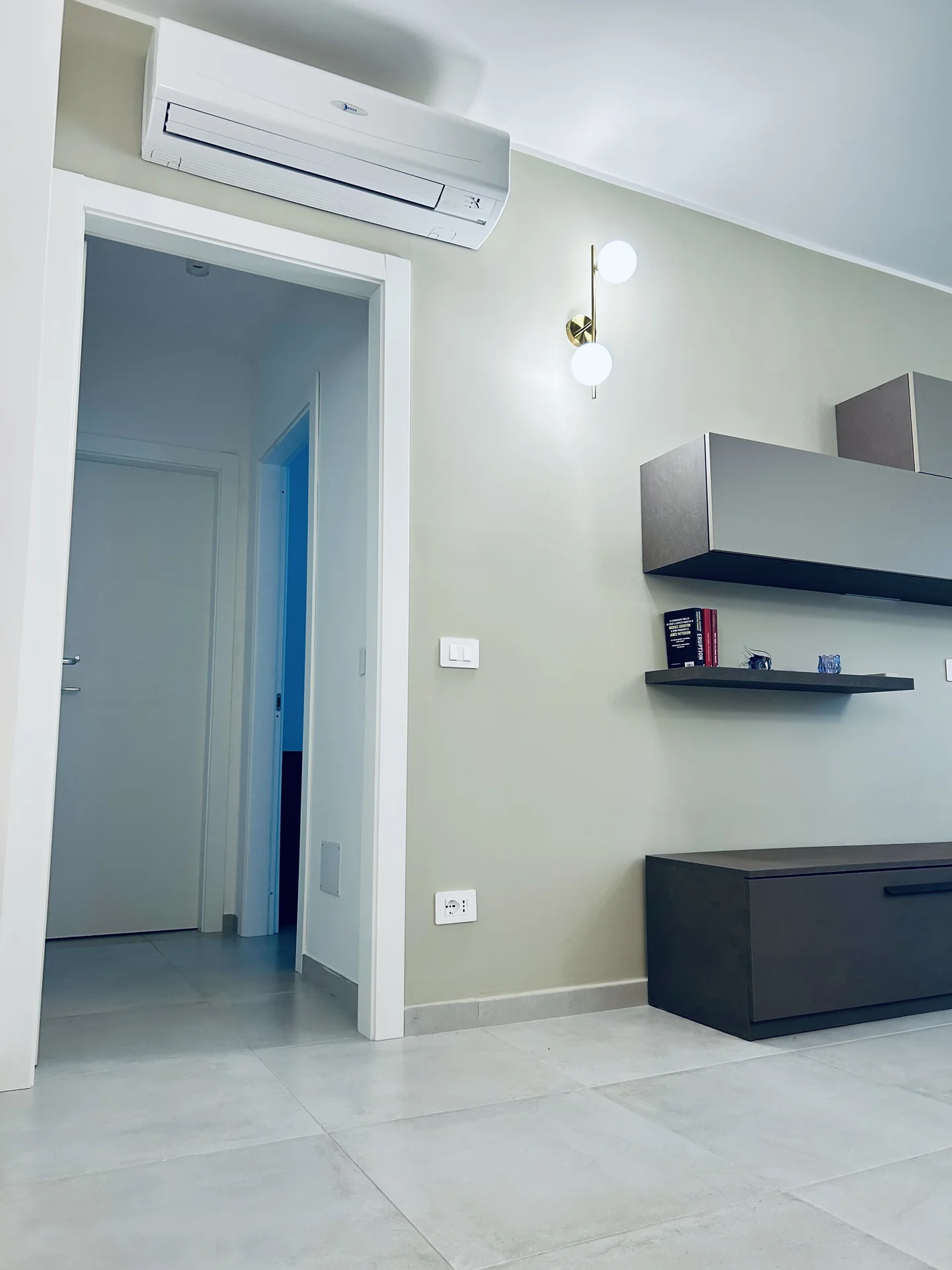 Zona soggiorno climatizzata con quadro decorativo